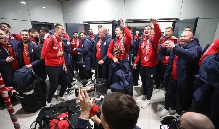 Rukometaši se vratili u Hrvatsku, na aerodromu ih dočekali navijači